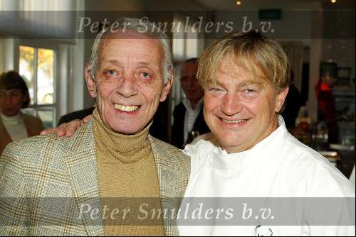 Naarden 28 oktober 2003

Uitreiking boek Paul fagel in het arsenaal
paul Fagel met Dr. Molenaar


© Copyright: Fotopersbureau Peter Smulders BV