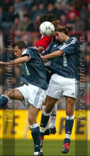 Eindhoven 26 Oktober 2003
PSV-AJAX, eindstand 2-2
Escude in duel met John de Jong

© Copyright: Fotopersbureau Peter Smulders BV