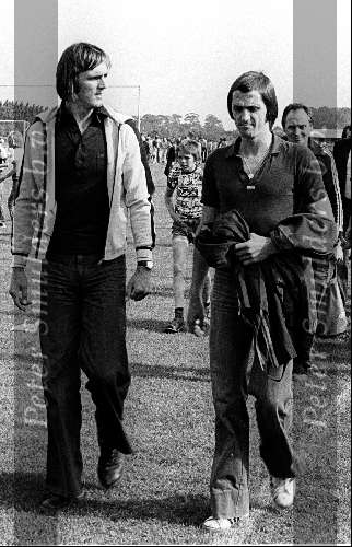 Hapert 9 juli 1977 Vriendschappelijke wedstrijd Hapert-PSV, eindstand 0-13

Gerrie Deijkrs, Kees Krijgh, Jacques v d Ven

© Copyright: Fotopersbureau Peter Smulders BV