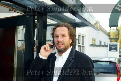 Naarden 28 oktober 2003

Uitreiking boek Paul fagel in het arsenaal
Herman Heinsbroek met gsm.

© Copyright: Fotopersbureau Peter Smulders BV