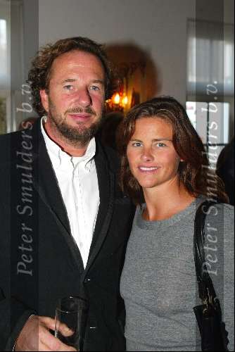 Naarden 28 oktober 2003

Herman Heinsbroek met vrouw bij presentatie boek Paul Fagel

© Copyright: Fotopersbureau Peter Smulders BV