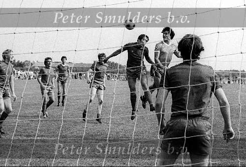 Hapert 1977 Vriendschappelijke wedstrijd Hapert-PSV


Huub Stevens en op de achtergrond een jonge Ernie Brandts

© Copyright: PETER SMULDERS BV Eindhoven