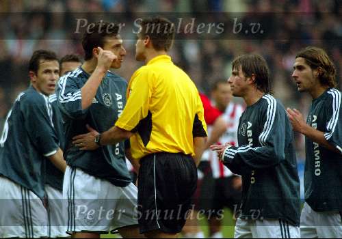 Eindhoven 26 Oktober 2003
PSV-AJAX, eindstand 2-2

Ibrahimovic in gesprek met scheidsrechter Braamhaar
rechts Maxwell en Escude

© Copyright: Fotopersbureau Peter Smulders BV