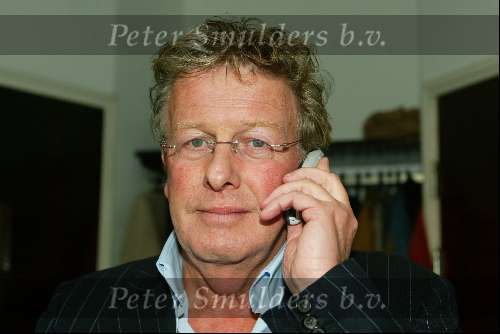 Naarden 28 oktober 2003

Uitreiking boek Paul fagel in het arsenaal
Jan des Bouvrie met gsm

© Copyright: Fotopersbureau Peter Smulders BV