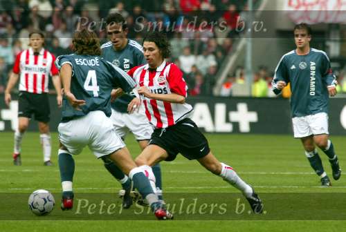 Eindhoven 26 Oktober 2003
PSV-AJAX, eindstand 2-2

Escude en Galasek in duel met John de jong

© Copyright: Fotopersbureau Peter Smulders BV
