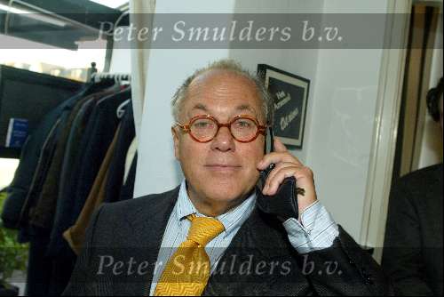 Naarden 28 oktober 2003

Uitreiking boek Paul fagel in het arsenaal

Joop braakhekke met gsm

© Copyright: Fotopersbureau Peter Smulders BV