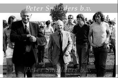Hapert 9 juli 1977 Vriendschappelijke wedstrijd Hapert-PSV, eindstand 0-13

Peter Verhagen Kees Rijvers  en voorzitter Drs. Groeneveld

© Copyright: PETER SMULDERS BV Eindhoven