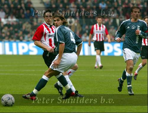 Eindhoven 26 Oktober 2003
PSV-AJAX, eindstand 2-2

Escude en Mark v Bommel & Rafael v d Vaart

© Copyright: Fotopersbureau Peter Smulders BV