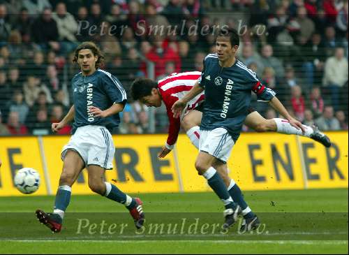 Eindhoven 26 Oktober 2003
PSV-AJAX, eindstand 2-2

Galasek, Escude en Park

© Copyright: Fotopersbureau Peter Smulders BV