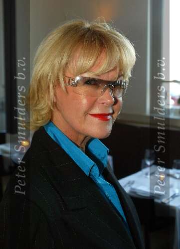 Amsterdam 27 oktober 2003
Presentatie 10 jaar jewels & Watches
Sheila de Vries met modieuze bril