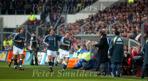 Eindhoven 26 Oktober 2003
PSV-AJAX, eindstand 2-2

Gelijkmaker door Sonck wordt achtervolgt door Maxwell, Escude op weg naar Ruud Krol

Copyright: © Fotopersbureau Peter Smulders BV Eindhoven