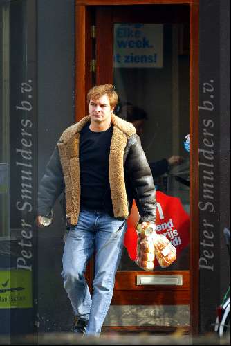 Amsterdam 29 oktober 2003

Victor Reinier boodschappen doen

© Copyright: Fotopersbureau Peter Smulders BV