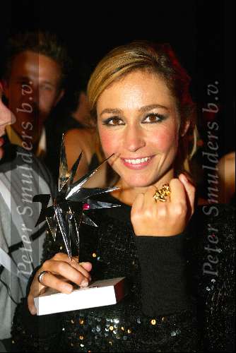 Amsterrdam 23 oktober 2003

Televizierring 2003 in de heineken music hall

Wendy v Dijk met de Televizierring

© Copyright: Fotopersbureau Peter Smulders BV
