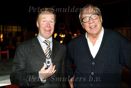 Amsterdam 8 oktober 2003
presentatie nieuwe samsung telefoon
Piet Romer met direkteur samsung Frans Hulshof en gsm