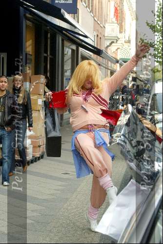 Amsterdam 21 oktober 2003
Gordon loopt te shoppen op pc hooftstraat als Estelle Gullit