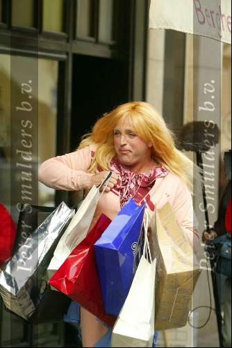 Amsterdam 21 oktober 2003
Gordon loopt te shoppen op pc hooftstraat als Estelle Gullit