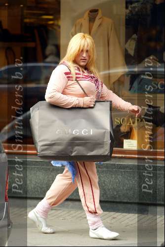 Amsterdam 21 oktober 2003
Gordon loopt te shoppen op pc hooftstraat als Estelle Gullit