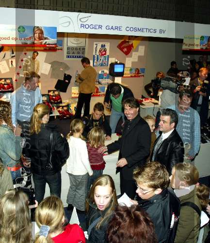Eindhoven 23 oktober 2003
Nieuwe parfum voor JIM Idols uitgereikt bij de ZNB
Met Hans de Vet van License Cosmetics BV die het eerste flesje overhandigde