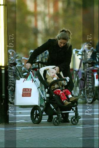 Amsterdam 23 oktob er 2003
Prinses Annette met dochter  Prinses Isabelle
