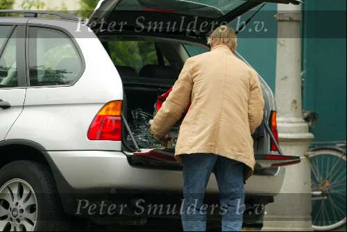 Amsterdam 19 oktober 2003
Jack Spijkerman met boodschappen en heel veel bier
Bij zijn BMW X5