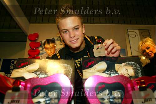Eindhoven 23 oktober 2003
Nieuwe parfum voor JIM Idols uitgereikt bij de ZNB