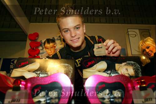 Eindhoven 23 oktober 2003
Nieuwe parfum voor JIM Idols uitgereikt bij de ZNB