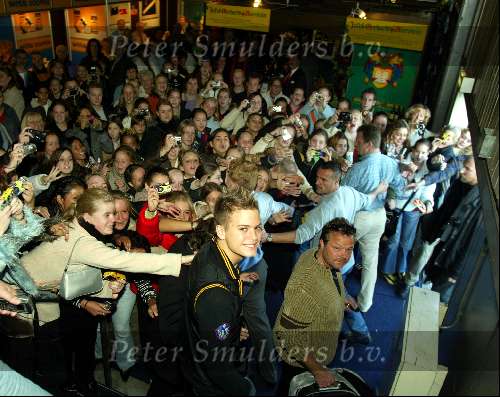 Eindhoven 23 oktober 2003
Nieuwe parfum voor JIM Idols uitgereikt bij de ZNB
Rechts van hem z\\\'n vader