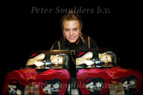 Eindhoven 23 oktober 2003
Nieuwe parfum voor JIM Idols uitgereikt bij de ZNB