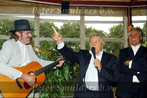 Hilversum 9 oktober 2003
Presentatie cd johnny hoes in wilschut
Johnny Hoes met zoon Adriaan Hoes en Bennie Jolink