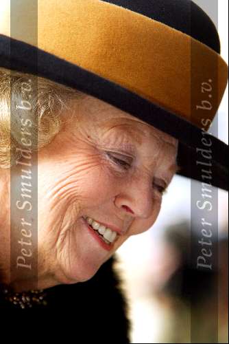 Den Haag 24 oktober 2003
Koningin Beatrix opent bejaarden tehuis