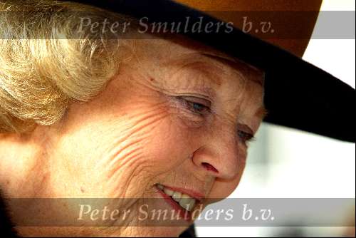 Den Haag 24 oktober 2003
Koningin Beatrix opent bejaarden tehuis