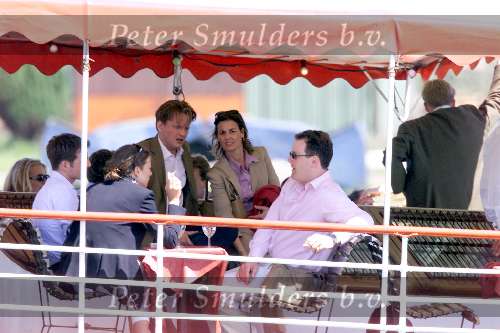 Amsterdam13 mei 2001
varen met radarboot Kapitein Kok en hun vrienden.
Prins Maurits Prinses Marilene een  sigaret rokend Mabel Wisse Smit (L)