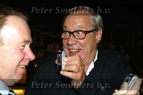 Amsterdam 8 oktober 2003
Presentatie nieuwe samsung telefoon
Piet Romer met direkteur samsung Frans Hulshof en zijn gsm