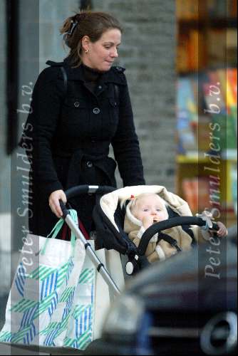 Amsterdam 23 oktober 2003
Prinses Annette met dochter  Prinses isabelle
aan het shoppen
