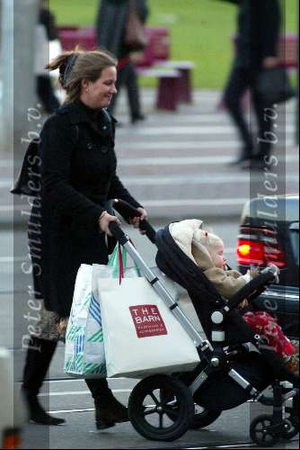 Amsterdam 23 oktober 2003
Prinses Annette met dochter  Prinses isabelle
aan het shoppen