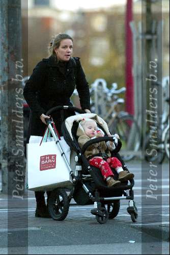 Amsterdam 23 oktober 2003
Prinses Annette met dochter  Prinses isabelle
aan het shoppen