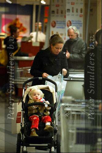 Amsterdam 23 oktob er 2003
Prinses Annette met dochter  Prrinses isabelle
aan het shoppen