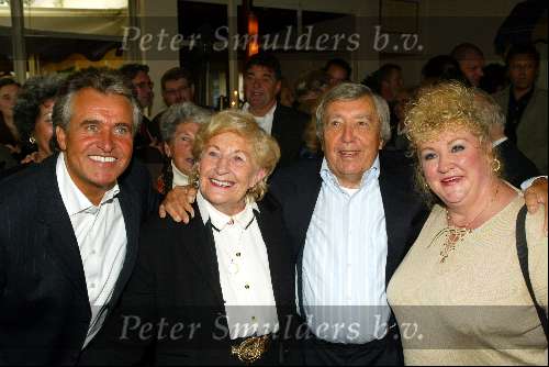 Hilversum 9 oktober 2003
Presentatie cd Johnny Hoes in wilschut
Johnny Hoes met zoon Adriaan en Ria Alberti