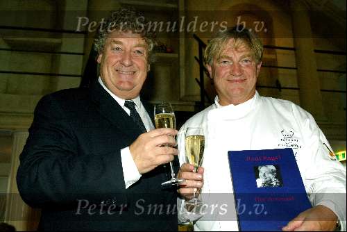Naarden 28 oktober 2003
Uitreiking boek Paul fagel in het arsenaal
Paul Fagel met Tonny Eyk