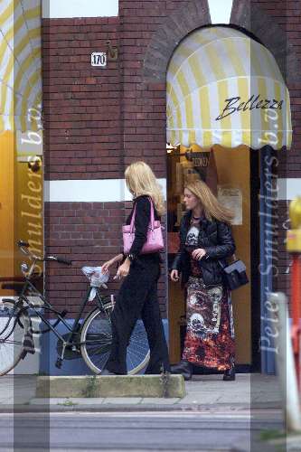 Amsterdam 7 oktober 1999
Estelle Gullit terug van de kapper samen met Angela Kluivert