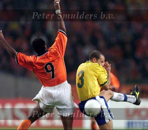 Amsterdam 9 oktober 1999 ARENA
Vriendschappelijke interland
NEDERLAND-BRAZILIE, eindstand 2-2
Patrick Kluivert in duel metAntonio Carlos