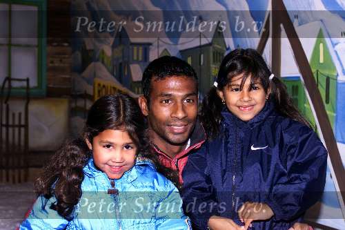 16 Oktober 1999 Biddinghuizen.
Opening Snow Village.
Aron Winter met zijn dochters.