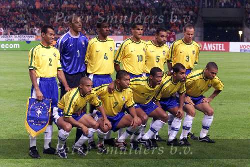 Amsterdam 9 oktober 1999 ARENA
Vriendschappelijke interland
NEDERLAND-BRAZILIE, eindstand 2-2
Brziliaans elftal met v.l.n.r.staande: Cafu, Dida, Roque Junior, Rivaldo, Emerson, Antonio Carlos
gehurkt v.l.n.r.: Roberto Carlos, Elber, Vampeta, Felipe
