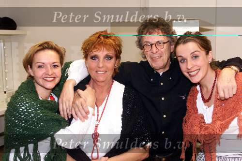 Amsterdam 25 oktober 1999
Nacht van amsterdam met diverse artiesten in Carre
v.l.n.r. Mariska v Kolck. Carry Tefseb, Ruud Bos en ...vriendin van Johnny Kraijkamp jr.