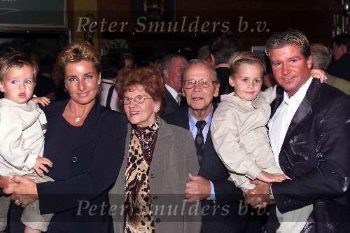 Amsterdam 14 oktober 1999
CD uitreiking van DRIES ROELVINK
hier met zijn gezin en ouders