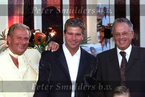 Amsterdam 14 oktober 1999
CD uitreiking van DRIES ROELVINK hier met Ed Lemaire en vriend