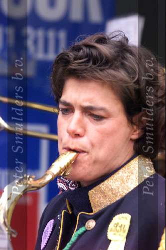 Edit v Zalinge op de saxofoon tijdens Karnaval 1999