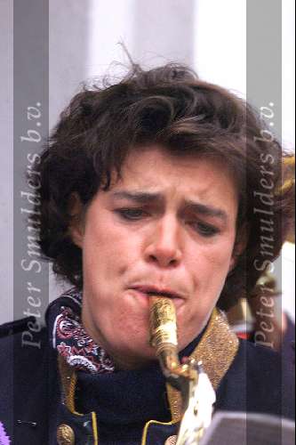 Edit v Zalinge op de saxofoon tijdens Karnaval 1999