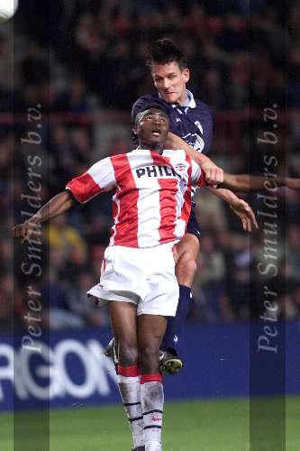 Eindhoven  23 oktober 1999
PSV-Fc Twente 2-2
Eric Addo in duel met Jan Vennegoor of Hesselink.