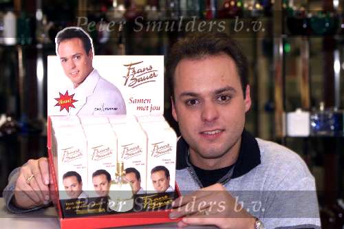 Kerkrade 23 Oktober 1999
Frans Bauer met zijn parfum.